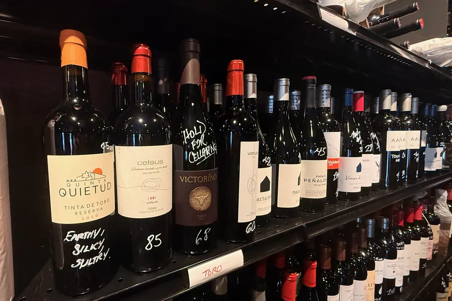 La Vid’s Toro shelf: Quietus, Matsu, and Victoria bottles with Victor’s handwritten notes, “Earthy, silky, juicy” on one